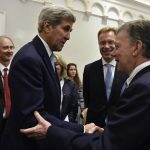 El Presidente Santos muestra una guía que se utiliza en los colegios de Colombia para prevenir que las niñas y los niños campesinos sean víctimas de las minas antipersonal.