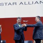 Del presidente de la aerolínea Avianca, Hernán Rincón, el Presidente Santos recibe un modelo a escala de una aeronave Boeing 787, una de las más modernas de la flota de la compañía.