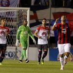 ASU01- ASUNCIÓN (PARAGUAY), 29/09/2016 .-Cecilio Domínguez (d) de Cerro Porteño celebra una anotación ante Santa Fe de Colombia hoy, jueves 29 de septiembre de 2016, durante el juego por octavos de final de la Copa Sudamericana en el estadio Defensores Del Chaco en Asunción (Paraguay). EFE/Andrés Cristaldo Benítez