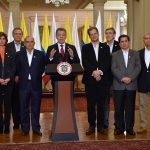 “No me rendiré. Seguiré buscando la paz hasta el último día de mi mandato”, dijo el Presidente Santos al pronunciarse sobre los resultados del plebiscito, acompañado por el equipo negociador de paz.
