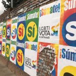 piden-a-promotores-del-si-limpiar-muros-y-postes-de-energia-invadidos-de-carteles-durante-campana-del-plebiscito-en-bogota3