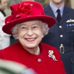 PRÍNCIPE GUILLERMO Y REINA ISABEL II EN BASE DE LA RAF DE ANGLESEY