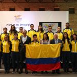 Grupo de atletas colombianos que participarán en los III Juegos Bolivarianos de Playa Iquique 2016, presentes en la ceremonia de este jueves, en el COC. Al centro, Simón Gómez Ortiz, escogido como Abanderado. Los acompañan Baltazar Medina, presidente del COC; Paulo César Villar, jefe de Misión en los Juegos, y Milena Orozco, directora de Posicionamiento y Liderazgo Deportivo de Coldeportes.
