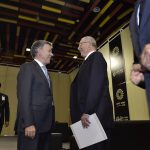 el-presidente-anfitrion-de-la-xxiv-cumbre-de-apec-el-peruano-pedro-pablo-kuczynski-dialoga-con-el-jefe-del-estado-colombiano-juan-manuel-santos