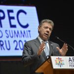 juan-manuel-santos-al-llegar-este-sabado-a-la-xxiv-cumbre-del-foro-de-cooperacion-economica-asia-pacifico-apec2