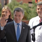 El Presidente Juan Manuel Santos, acompañado por su esposa María Clemencia Rodríguez, saluda a los periodistas en el Hospital Universitario Fundación Santa Fe de Bogotá.