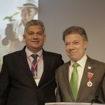 santos-recibe-medalla-al-merito-cafetero-manuel-mejia