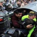 La policía protege al depravado, a punto de ser linchado. El repudio ante el execrable homicidio se hizo evidente en todos los sectores de la sociedad. Foto: El Espectador 