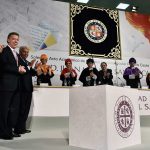 El auditorio de la Universidad Alfonso X El Sabio ofrece una ovación al Presidente y Premio Nobel de Paz 2016, Juan Manuel Santos, luego de su investidura como Doctor Honoris Causa.