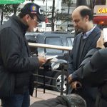 Un funcionario de la Fiscalía realiza el procedimiento de captura a Gabriel García Morales.