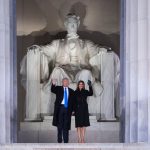 El presidente electo Donald Trump y su esposa Melania visitan el monumento a Abraham Lincoln en Washington este jueves. Credit Doug Mills/The New York Times