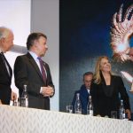 Mauricio Gómez saluda a la mesa principal.