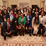 El embajador Kevin Whitaker con los becarios del programa #MLK para afros e indígenas en la celebración del #BHM.