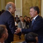 El Presidente Juan Manuel Santos saluda al nuevo Ministro de Justicia, Enrique Gil Botero, de quien dijo tendrá la importante misión de ejecutar y sacar adelante el Plan Decenal de Justicia.