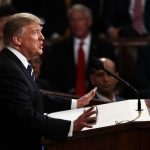 El presidente de Estados Unidos, Donald Trump, brinda su discurso ante el Congreso.2