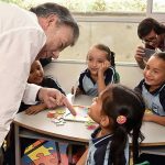 Pequeños estudiantes de la Institución Educativa Carlos Eduardo Vasco, en la Urbanización Salamanca, conversan con el Presidente Santos, quien confirmó que se lograron los más altos puntajes en la historia de las pruebas Saber.
