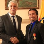 profesor de educación física da clases en el Colegio Rodrigo Lara Bonilla en Ciudad Bolívar