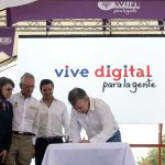 El Presidente Juan Manuel Santos firma el decreto que crea la beca Omaira Sánchez, en honor a las más de 25.000 víctimas del a tragedia de Armero, con la que se benefician estudiantes de Armero-Guayabal con un apoyo de sostenimiento adicional.