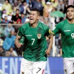 Arce festeja junto a Martins tras marcar el primero del compromiso. Bolivia