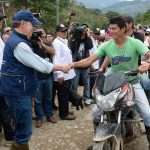 Poco después de habilitar el puente Mocoa-Pitalito, el Presidente Santos saluda a un habitante de la zona por la que ya el flujo de vehículos se normaliza.
