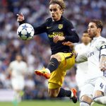 Griezmann pelea un balón con Ramos en el Bernabéu. (Foto: Club Atlético de Madrid).