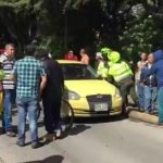 Taxistas bajaron a pasajeros