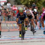 Embalaje final en donde Caleb Ewan le gana a Fernando Gaviria.