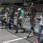 Maduro ordena militarizar frontera con Colombia tras disturbios