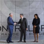 El Contralor General de la República da la bienvenida al Presidente Juan Manuel Santos a la nueva sede de la entidad de control.