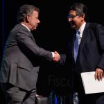 El Presidente Juan Manuel Santos saluda al Fiscal General, Néstor Humberto Martínez, en desarrollo del acto de celebración de los 25 años de la entidad.