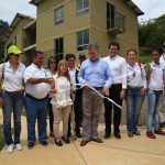 Presidente de la República, Juan Manuel Santos y Ministra de Vivienda, Elsa Noguera, durante la entrega final de las obras de reconstrucción en Salgar, Antioquia.