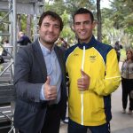 El ministro de Vivienda, Jaime Pumarejo, y el medallista Éider Arévalo, durante la ceremonia de la Caminata de la Solidaridad