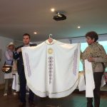 Bordados y tejidos artesanales se destacan en el ornamento del papa Francisco2