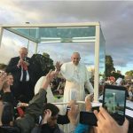 El Papa Francisco saluda a los colombianos a su paso por la Calle 26 Foto Camilo Nieves IDIGER