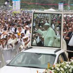 El Papa Francisco bendijo a los asistentes al aeropuerto ‘Enrique Olaya Herrera’ de Medellín, donde ofició la tercera misa de su visita a Colombia.