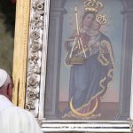 Oración del Papa Francisco ante la imagen de la Virgen de la Candelaria durante la Misa que ofició en el aeropuerto ‘Enrique Olaya Herrera’ de Medellín.