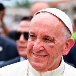 Papa Francisco sufre un leve golpe en la cara a bordo del papamóvil