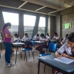 Se trata de estudiantes del colegio Los Gómez, construido por el Gobierno Nacional a través del Fondo Adaptación, que se consolida como semillero de investigación y ciencia. Foto cortesía del Fondo Adaptación