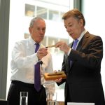 El Presidente Juan Manuel Santos entrega a Michael Bloomberg un “balígrafo”, símbolo de la culminación exitosa del proceso de paz y el énfasis de su Gobierno en su política educativa, que beneficia a millones de niños y jóvenes.