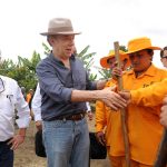 El Presidente y el Ministro de Transporte, Germán Cardona, con los líderes de la Acción Comunal de El Tambo (Cauca), que aportan su esfuerzo para construir las vías terciarias que les permitirán sacar sus productos hacia los mercados.