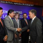 El Presidente Juan Manuel Santos saluda al Fiscal General, Néstor Humberto Martínez, momentos antes de iniciar su intervención en el duodécimo Encuentro de la Jurisdicción Constitucional.