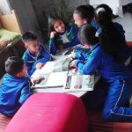 docentes con sus grupos de estudiantes de colegios públicos y privados
