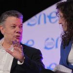 El Presidente Juan Manuel Santos conversa con la activista israelí, Rotem Weizman, durante el encuentro One Young World.