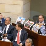 Duros enfrentamientos del uribismo con el público y voceros de las Farc en el Senado