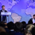 Al recibir el Premio Chatham House 2017, este jueves en Londres, el Presidente Juan Manuel Santos explicó el desarrollo del proceso de paz en Colombia. Lo acompaña Robin Niblett, Director de la institución otorgante del galardón.