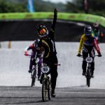 Broche de oro de Mariana en BMX