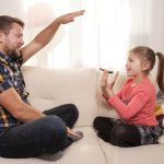 padre-e-hija-jugando-con-las-manos_23-2147624017