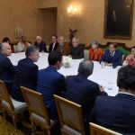 El Presidente Juan Manuel Santos, acompañado, entre otros, por los Ministros de Justicia, Enrique Gil y del Interior, Guillermo Rivera, instaló la Comisión para el Esclarecimiento de la Verdad, La Convivencia y la No Repetición.