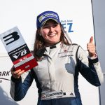 Tatiana Calderón en el podio en su estreno en la World Series Fórmula V8 en Bahréin