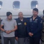 Efraín Campo Flores (segundo desde la izq.) y Franqui Francisco Flores de Freitas (cuarto desde la izq.) esposados después de ser arrestados en Haití a finales del 2015. 